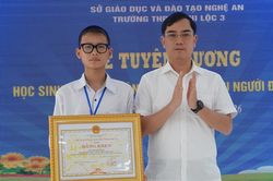 Khen thưởng nam sinh lớp 10 dũng cảm cứu 2 người đuối nước