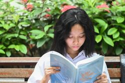 Phụ huynh 'canh' nguyện vọng lớp 10 từng giờ, chốt đăng ký như chứng khoán
