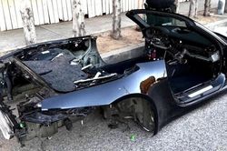 Porsche bị trộm 'rã xác' ngay giữa phố, người qua đường tưởng xe Mazda