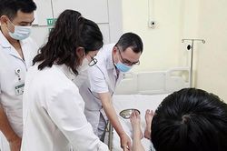 Thói quen ngồi khiến chàng trai 19 tuổi suýt tàn phế