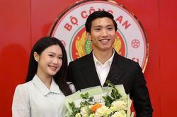 Văn Hậu ký thêm 3 năm với CAHN, Doãn Hải My chứng kiến