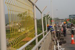 Lắp lưới thép cao 2,5m, ngăn người nhảy cầu Bến Thủy