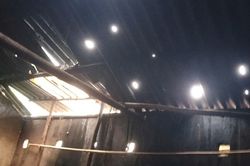 Clip mưa đá to bằng nắm tay trút xuống, người dân thốt lên 'chưa từng thấy'