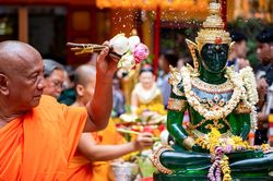 Nghìn người đổ về chùa, mang nước thơm tắm Phật