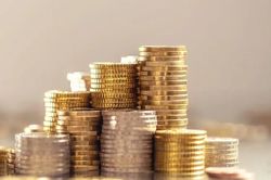 Hai người đi bộ phát hiện 'kho báu' tiền, vàng trị giá 8,6 tỷ đồng
