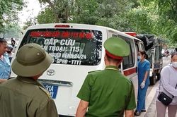 Hà Nội: Bị ngã ở chợ Thành Công, cụ bà 80 tuổi được công an hỗ trợ khẩn cấp