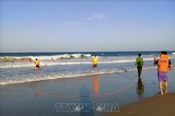 Nhanh chóng cứu hai anh em sinh đôi bị sóng cuốn ra xa ở biển Cửa Lò