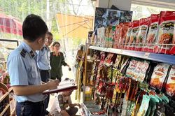 Tạm giữ gần 1.000 sản phẩm thực phẩm có dấu hiệu nhập lậu