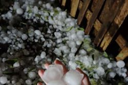 Mưa đá lớn khiến 4 người bị thương