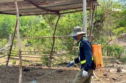 Xã Trung Khánh Vĩnh triển khai Tháng tổng vệ sinh, khử trùng, tiêu độc môi trường chăn nuôi