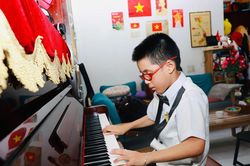 Đôi tay nhỏ trên phím dương cầm