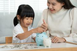 Cách cha mẹ nói về tiền có thể ảnh hưởng tương lai tài chính của con
