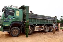 Hà Nội kiểm tra, cắt thùng xe cơi nới để dẹp quá tải từ gốc