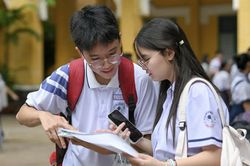 Kỳ thi vào 10: Nghe đồn sắp hết chỗ, phụ huynh cuống cuồng giữ suất lớp 10 tư thục