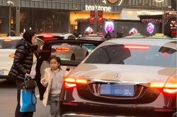 Bà mẹ đi Maybach đón con bị mắng vì 'outfit quê mùa', khi check giá từ đầu đến chân dân mạng phải 'quay xe' gấp