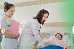 Đau bụng âm ỉ tưởng vô hại không ngờ u khủng to như thai 18 tuần