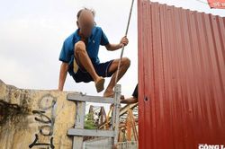 Người dân vô tư đi bộ, chụp ảnh trên cầu Long Biên dù đang rào chắn sửa chữa