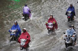 Dự báo thời tiết 17/4/2026: Không khí lạnh 'xung đột' nóng ẩm, miền Bắc mưa giông mạnh