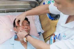 Từ thói quen 'tắm xong ngủ điều hòa lạnh', nhiều người bị méo lệch khuôn mặt
