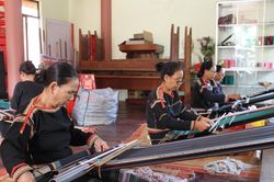 Những nghề xưa hồi sinh bên hồ Lắk