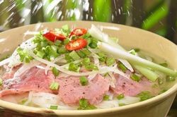 Tiến sĩ dinh dưỡng cảnh báo thói quen húp cạn nước phở