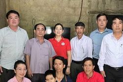 Báo VietNamNet trao hơn 188 triệu đồng tới người đàn ông nuôi 3 con bệnh tật