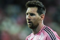 Messi mua lại CLB hàng xóm của Barca