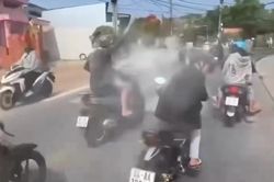 Nhóm thanh, thiếu niên chạy xe dàn hàng ngang, ném bột trên phố gây bức xúc