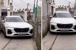 Tài xế xe VinFast Lux A luồn lách trong ngõ siêu hẹp khiến người xem trầm trồ