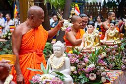 Hàng ngàn người dân hào hứng đi chùa tắm Phật, cầu an dịp Tết Chôl Chnăm Thmây