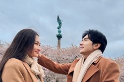 Ca sĩ Đan Trường thân thiết cô gái lạ, NSND Tự Long tạo dáng bên xe xịn