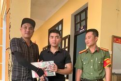 Trao trả tài sản cho người dân đánh rơi