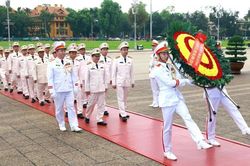 Đoàn đại biểu lực lượng Cảnh sát hình sự vào Lăng viếng Chủ tịch Hồ Chí Minh