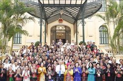 Tổng B&iacute; thư, Chủ tịch nước T&ocirc; L&acirc;m tiếp c&aacute;c gi&agrave; l&agrave;ng, trưởng bản, nghệ nh&acirc;n, người c&oacute; uy t&iacute;n ti&ecirc;u biểu to&agrave;n quốc