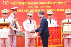 Giám đốc Công an Hà Nội đón nhận danh hiệu Anh hùng Lực lượng vũ trang nhân dân