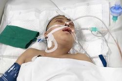 Vợ mất vì ung thư, con gái nguy kịch sau tai nạn, cha nghèo cầu cứu