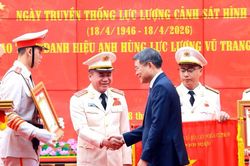 Trung tướng Nguyễn Thanh Tùng đón nhận danh hiệu Anh hùng Lực lượng vũ trang nhân dân