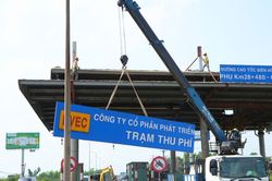 Đang tháo dỡ trạm thu phí trên quốc lộ nối Đồng Nai với TPHCM