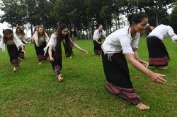 Xem người T&agrave;y, Khmer, Chu Ru... l&agrave;m lễ son tr&agrave;ng, c&uacute;ng trăng giữa l&ograve;ng H&agrave; Nội