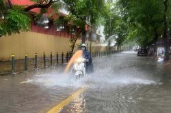 Thời tiết ngày 18/4: Mưa dông diện rộng ở Bắc Bộ, cảnh báo lốc sét và nguy cơ lũ quét, sạt lở