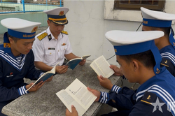 Lữ đoàn Công binh 83 Hải quân duy trì tủ sách, góc đọc tại phòng ở, trên công trường
