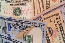Đồng USD suy yếu nhẹ giữa biến động toàn cầu