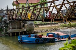 Cầu ở Ninh Bình bị cấm lưu thông, người dân nói lý do vẫn liều mình trèo rào vượt qua