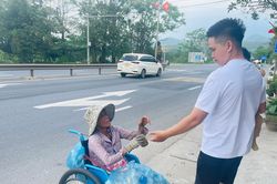 Mẹ liệt hai chân nuôi con tâm thần, nay ngã gãy xương cần giúp đỡ