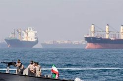 Iran suýt nổ súng vào tàu quét thủy lôi của Mỹ ở eo biển Hormuz