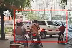 Clip 'thót tim' xe bán tải bất chấp lao qua gác chắn tàu ở Hà Nội