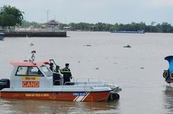 Hai người đàn ông rơi xuống sông mất tích sau tiệc sinh nhật trên tàu du lịch