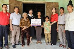 Báo VietNamNet trao hơn 55 triệu đồng tới chị Hoàng Thị Thanh ở Quảng Trị