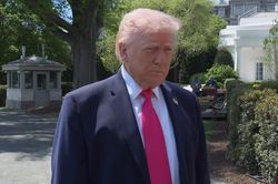 Ông Trump đe dọa phá hủy 'mọi nhà máy điện và cầu đường' ở Iran