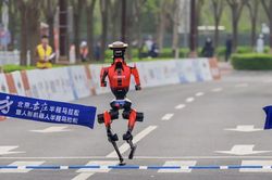 Robot AI phá kỷ lục thế giới bán marathon của Jacob Kiplimo